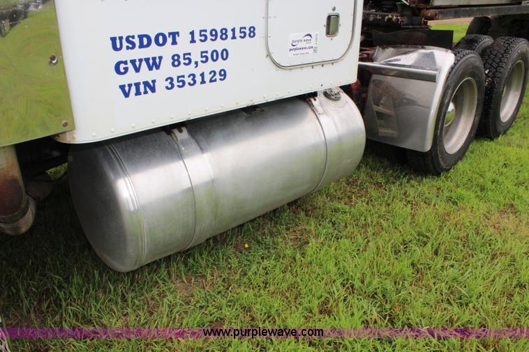 image for item J5975 1994 Peterbilt 379 semi truck