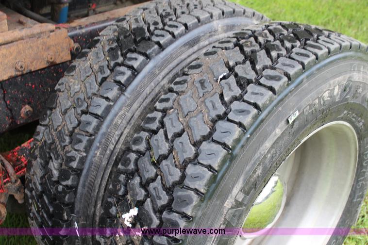 image for item J5975 1994 Peterbilt 379 semi truck