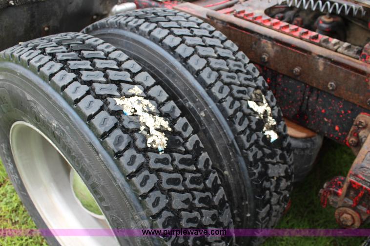 image for item J5975 1994 Peterbilt 379 semi truck