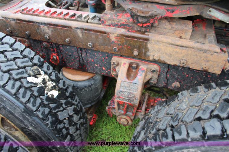 image for item J5975 1994 Peterbilt 379 semi truck