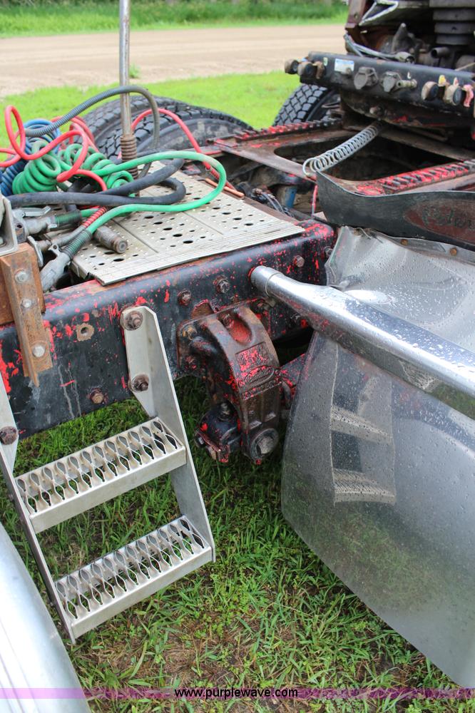 image for item J5975 1994 Peterbilt 379 semi truck