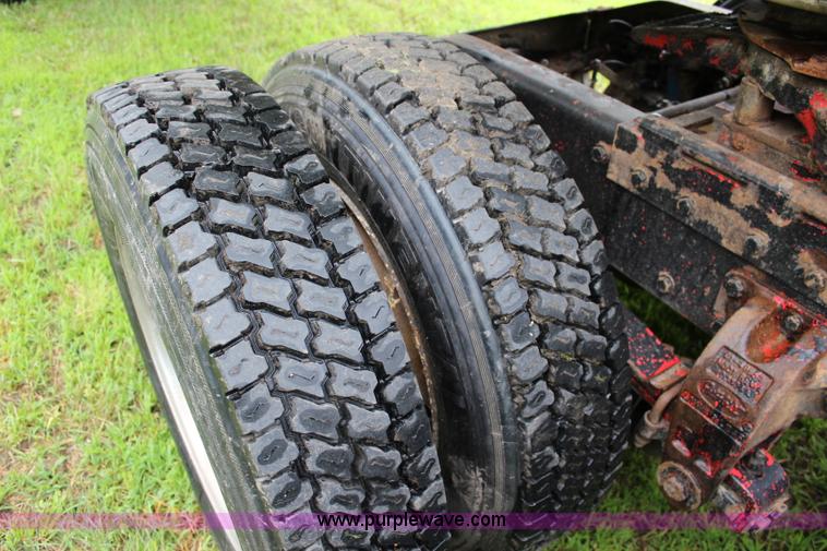 image for item J5975 1994 Peterbilt 379 semi truck