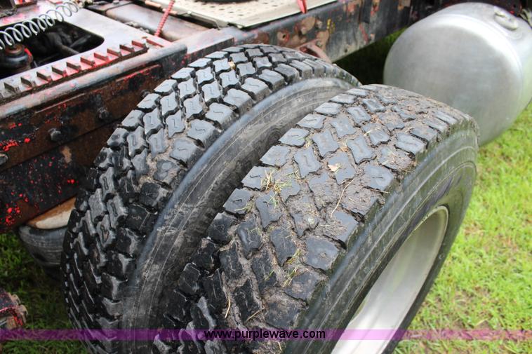 image for item J5975 1994 Peterbilt 379 semi truck