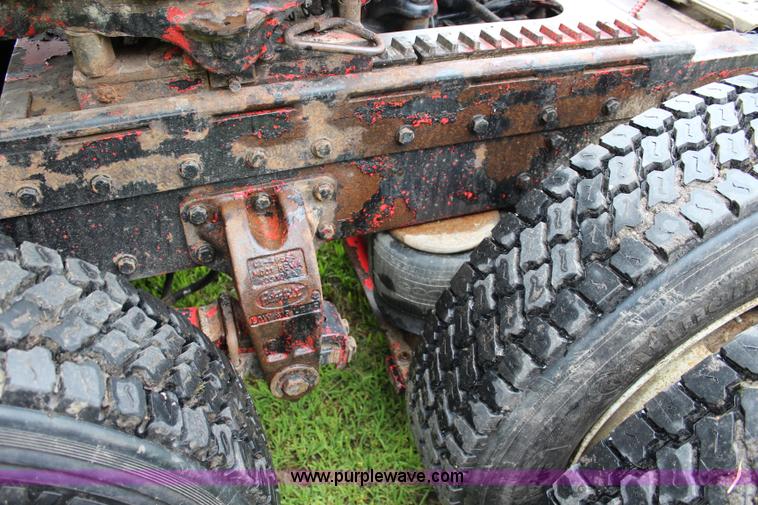 image for item J5975 1994 Peterbilt 379 semi truck