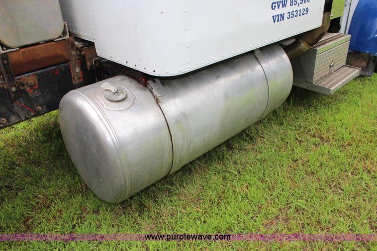 image for item J5975 1994 Peterbilt 379 semi truck