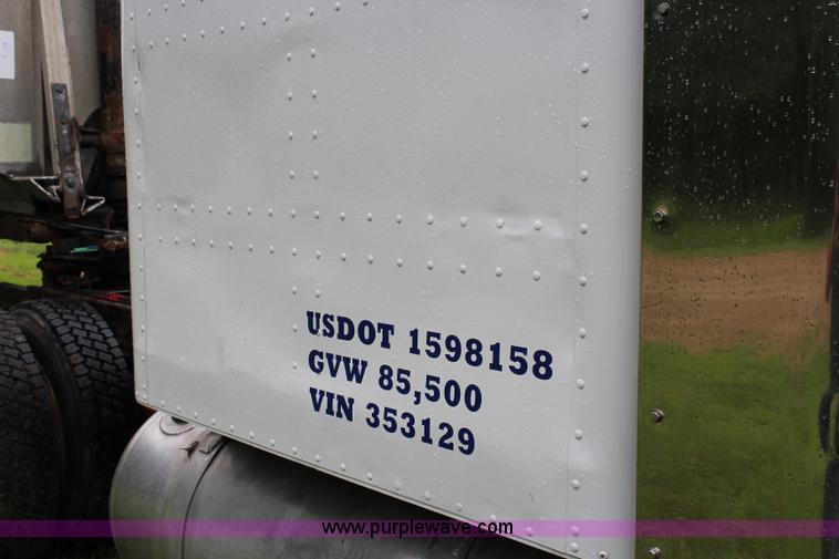 image for item J5975 1994 Peterbilt 379 semi truck