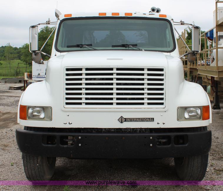 image for item J6000 2001 International 4900 service truck
