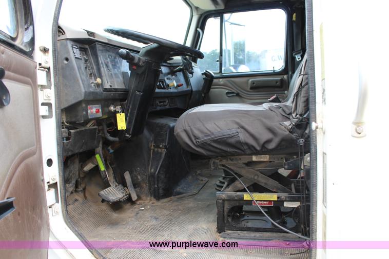 image for item J6000 2001 International 4900 service truck