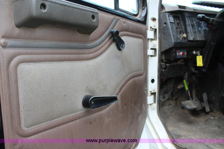 image for item J6000 2001 International 4900 service truck