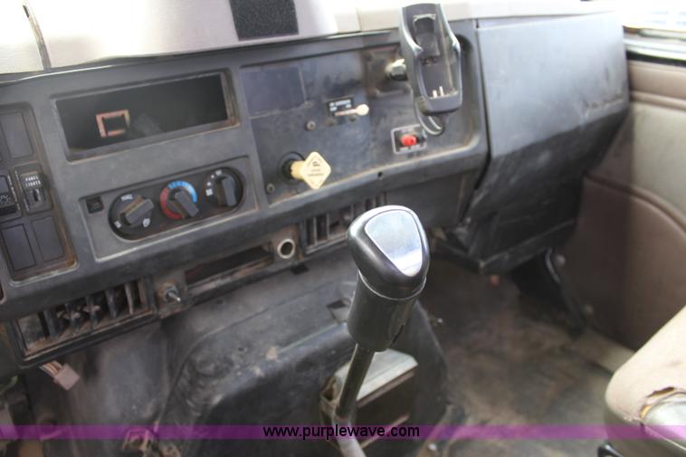 image for item J6000 2001 International 4900 service truck