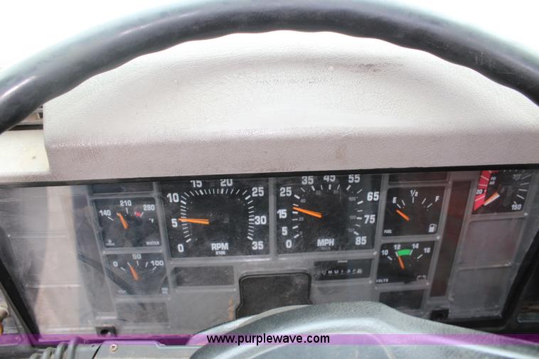 image for item J6000 2001 International 4900 service truck