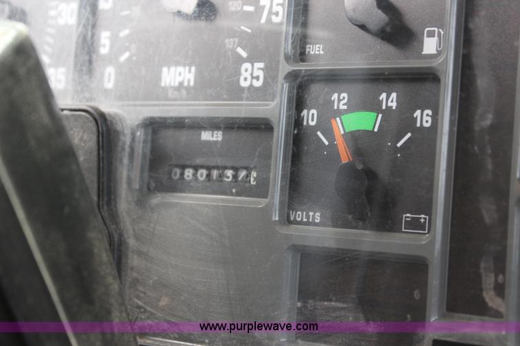 image for item J6000 2001 International 4900 service truck