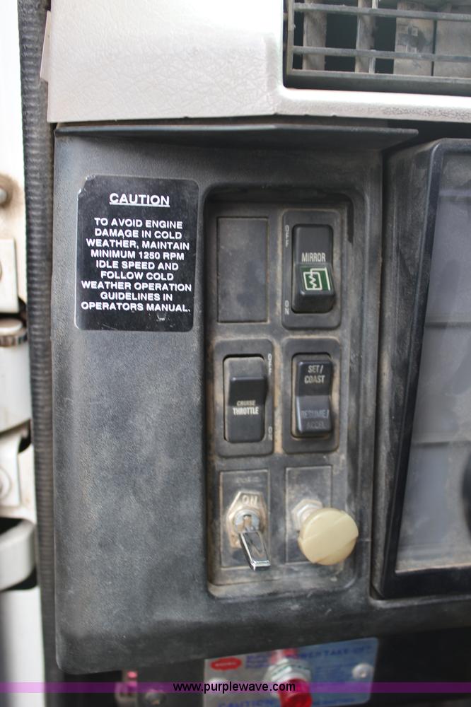 image for item J6000 2001 International 4900 service truck