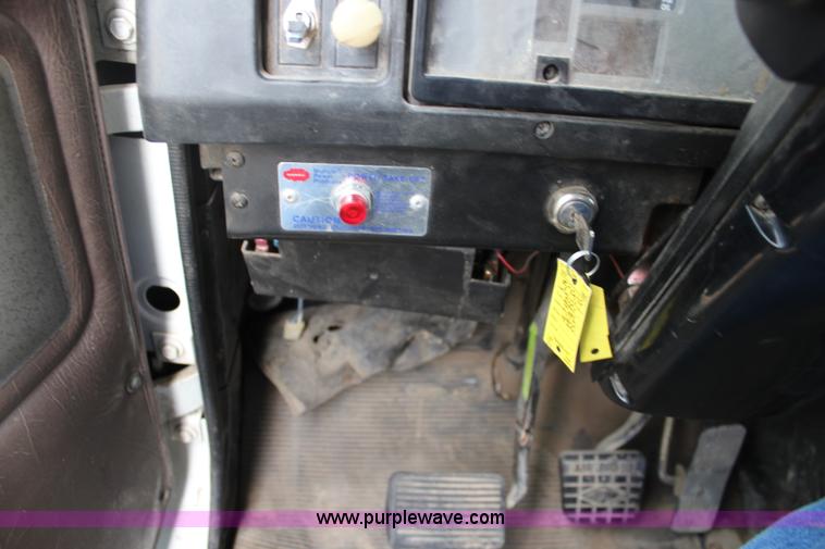 image for item J6000 2001 International 4900 service truck