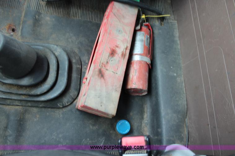 image for item J6000 2001 International 4900 service truck