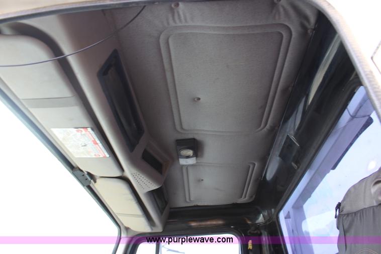 image for item J6000 2001 International 4900 service truck