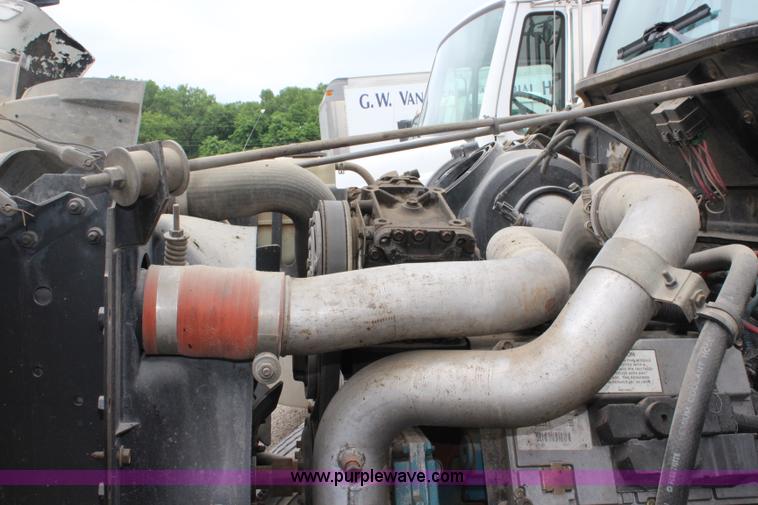 image for item J6000 2001 International 4900 service truck