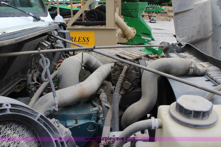 image for item J6000 2001 International 4900 service truck