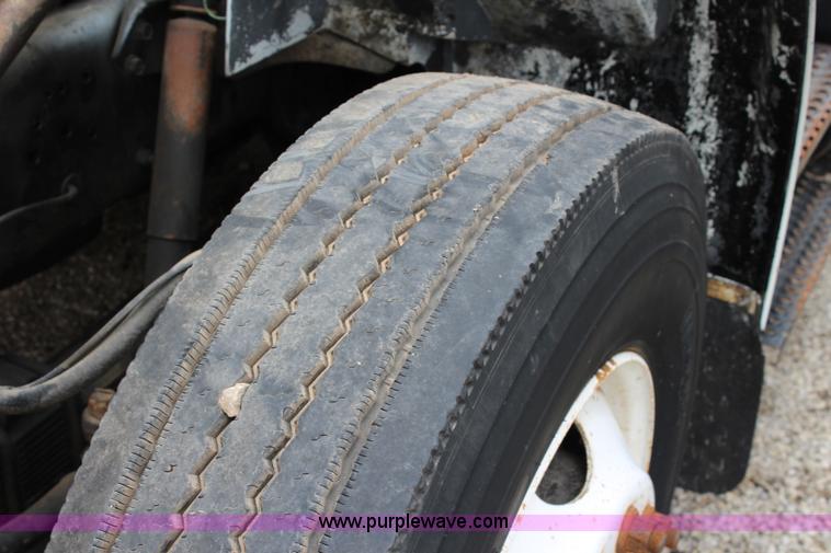 image for item J6000 2001 International 4900 service truck