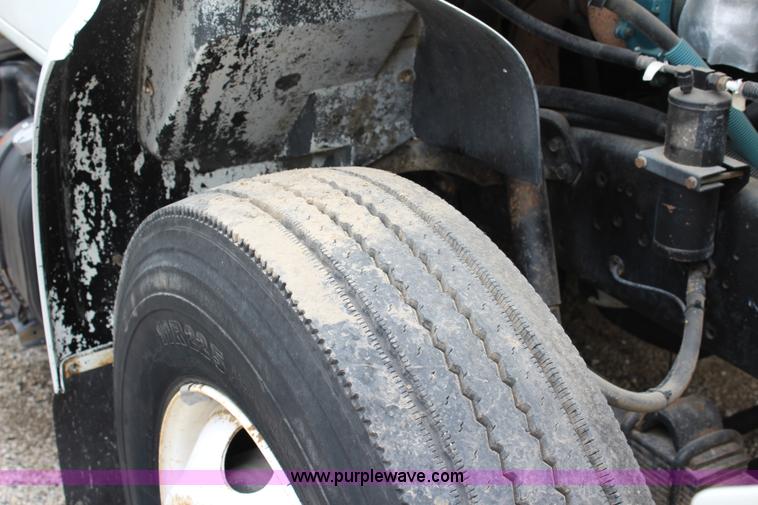 image for item J6000 2001 International 4900 service truck