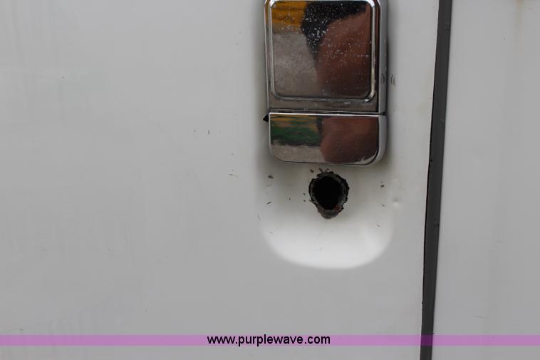 image for item J6000 2001 International 4900 service truck