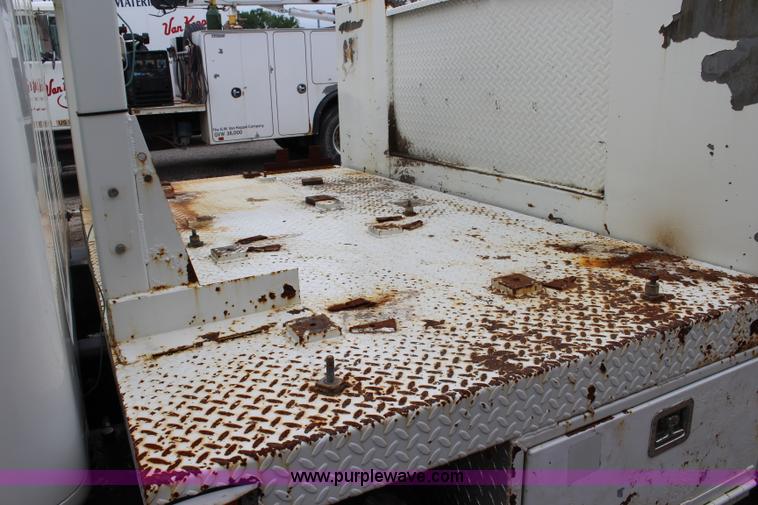 image for item J6000 2001 International 4900 service truck