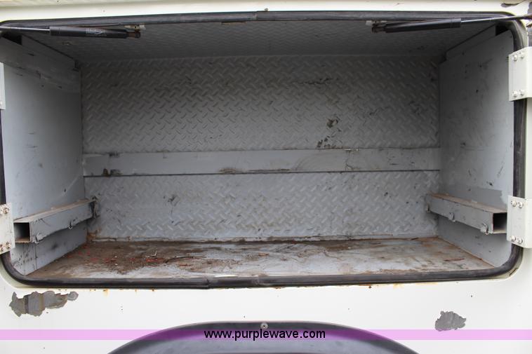 image for item J6000 2001 International 4900 service truck