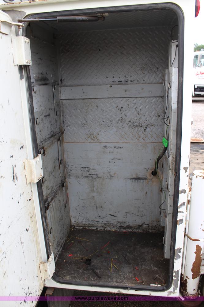 image for item J6000 2001 International 4900 service truck