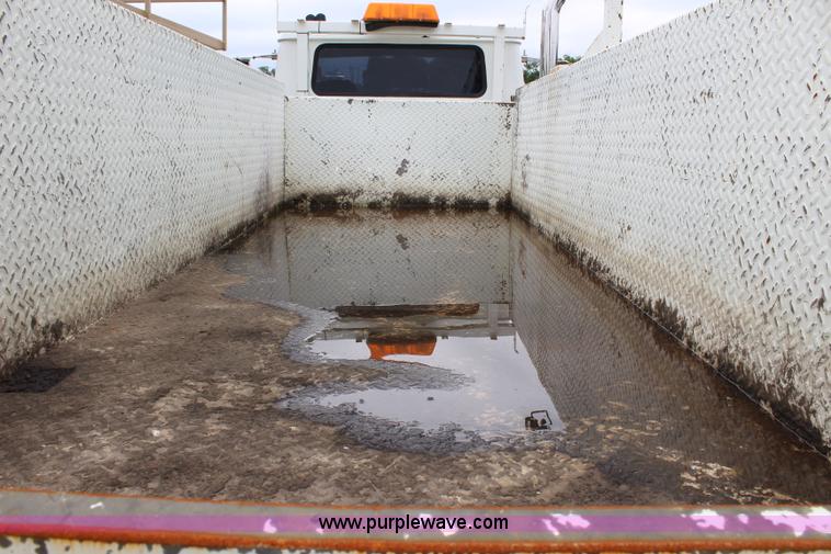 image for item J6000 2001 International 4900 service truck