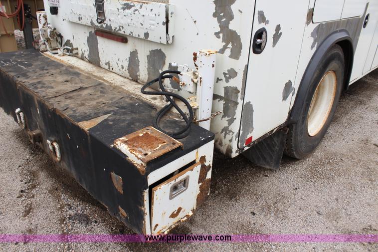 image for item J6000 2001 International 4900 service truck