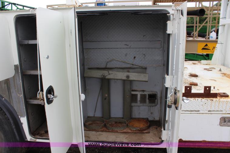 image for item J6000 2001 International 4900 service truck