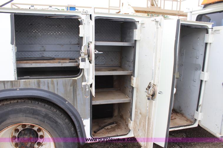 image for item J6000 2001 International 4900 service truck