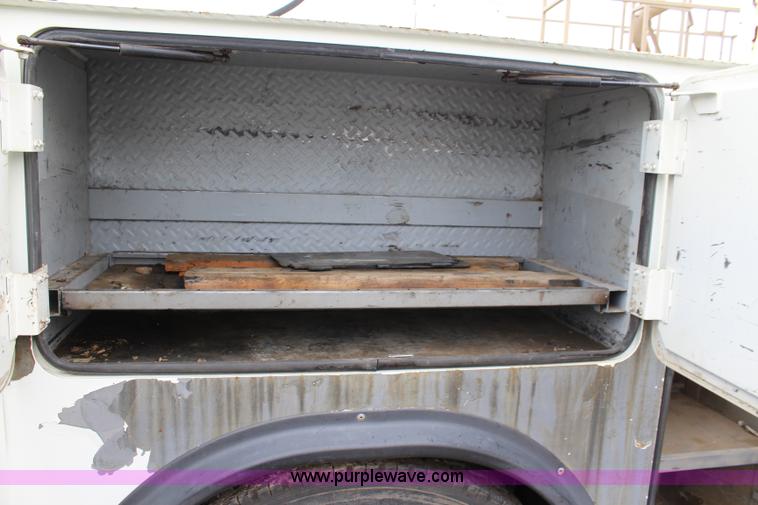 image for item J6000 2001 International 4900 service truck