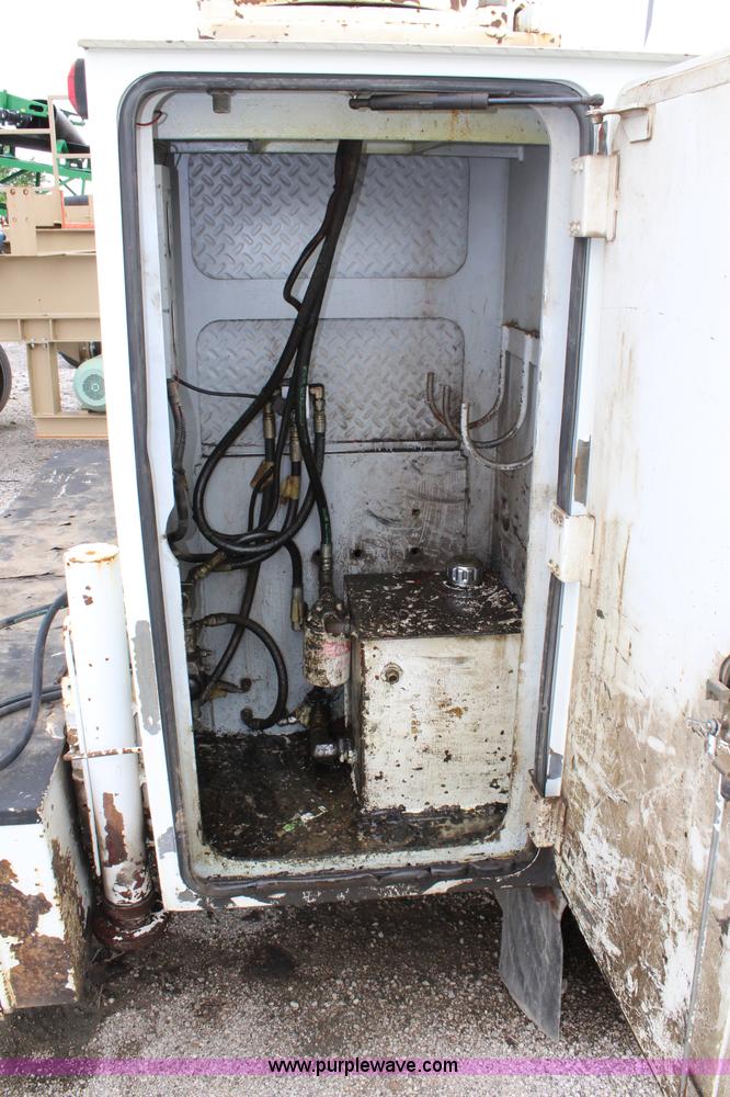 image for item J6000 2001 International 4900 service truck