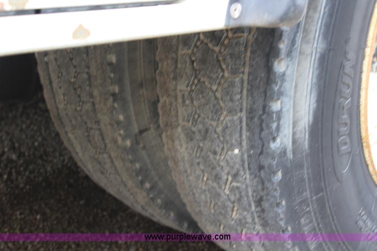 image for item J6000 2001 International 4900 service truck