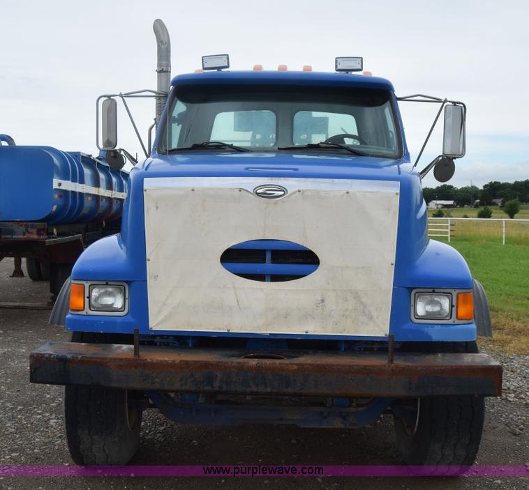 image for item J6585 2000 Sterling L8500 pump truck