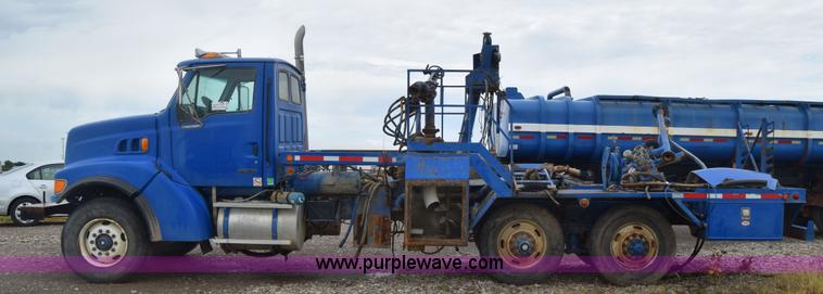 image for item J6585 2000 Sterling L8500 pump truck