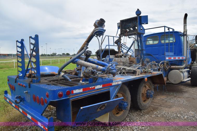 image for item J6585 2000 Sterling L8500 pump truck