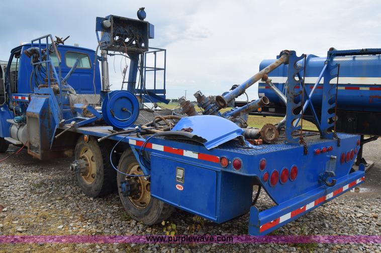 image for item J6585 2000 Sterling L8500 pump truck