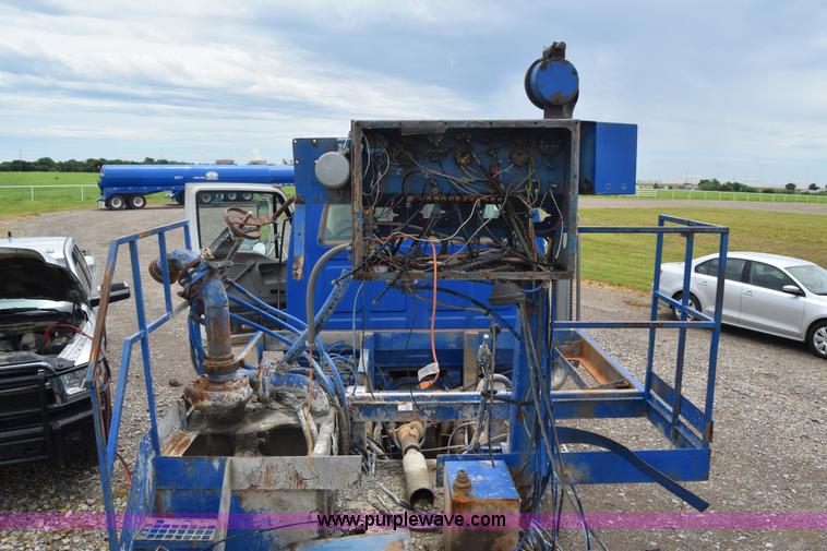 image for item J6585 2000 Sterling L8500 pump truck