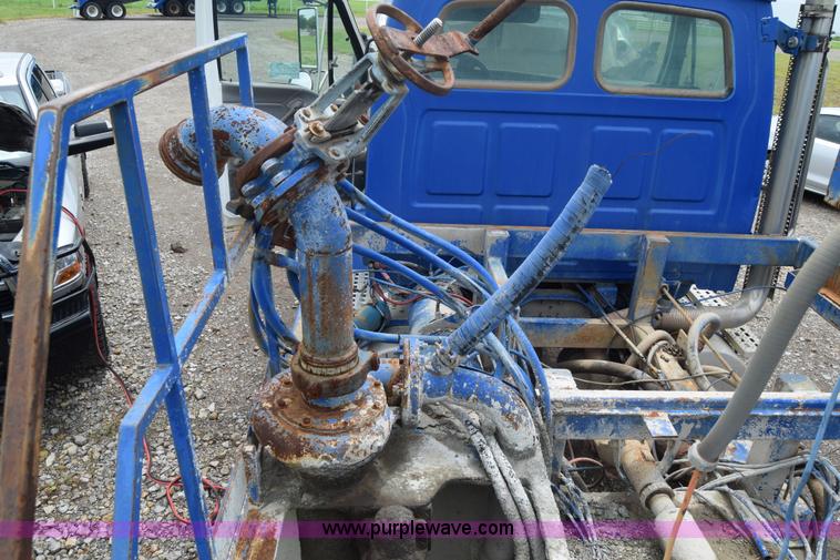 image for item J6585 2000 Sterling L8500 pump truck