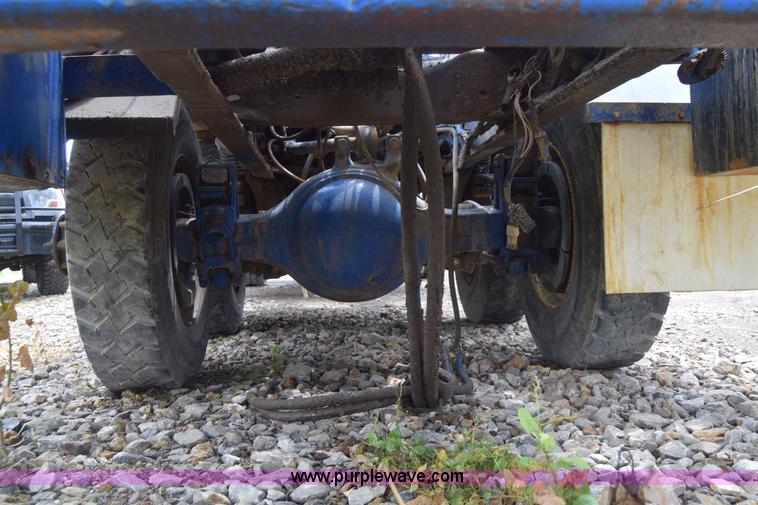 image for item J6585 2000 Sterling L8500 pump truck