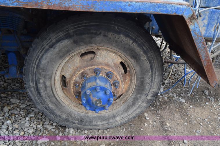 image for item J6585 2000 Sterling L8500 pump truck