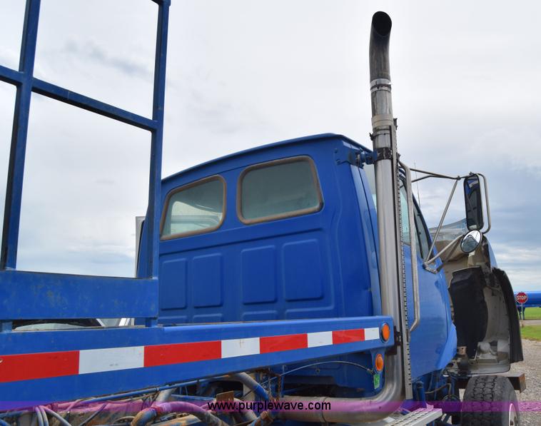 image for item J6585 2000 Sterling L8500 pump truck