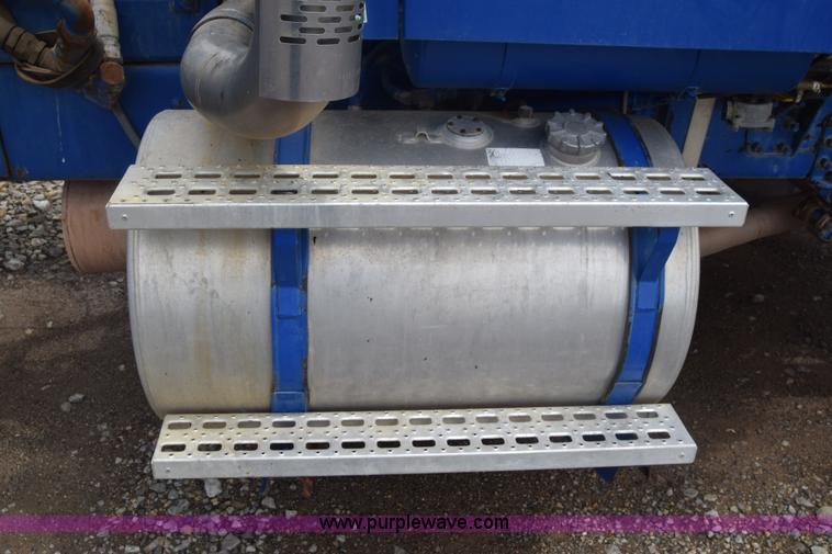 image for item J6585 2000 Sterling L8500 pump truck