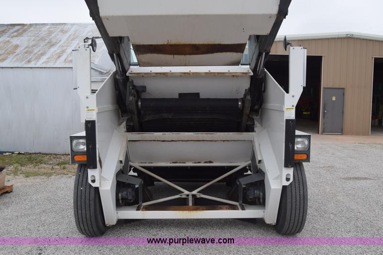 image for item J6681 2004 Elgin Pelican street sweeper