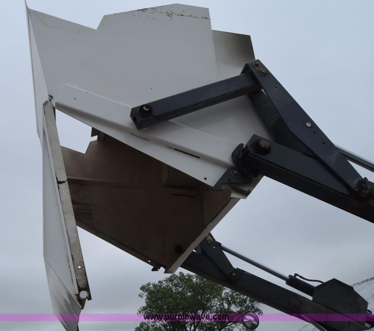 image for item J6681 2004 Elgin Pelican street sweeper