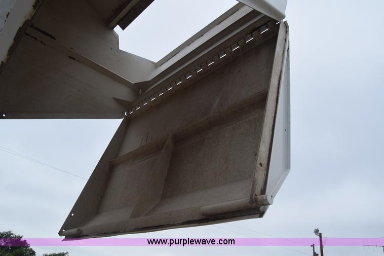 image for item J6681 2004 Elgin Pelican street sweeper