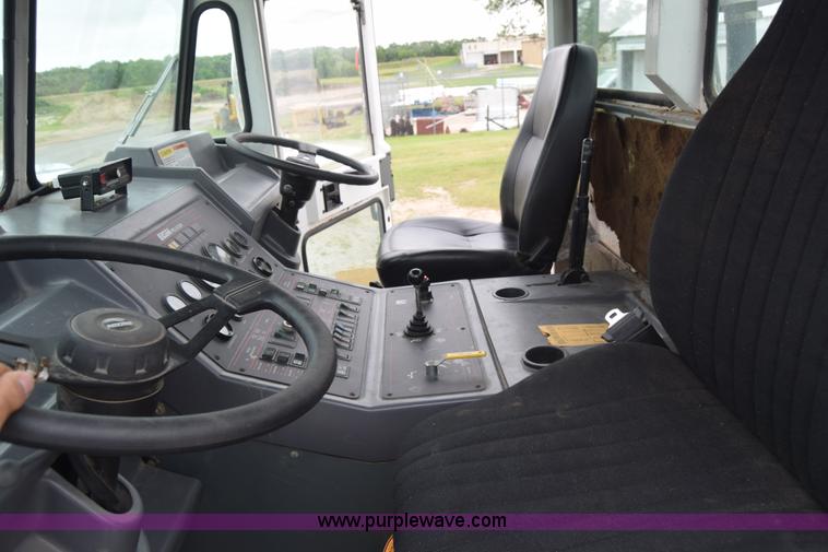 image for item J6681 2004 Elgin Pelican street sweeper