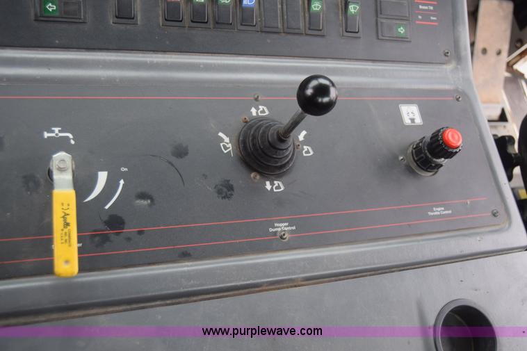 image for item J6681 2004 Elgin Pelican street sweeper